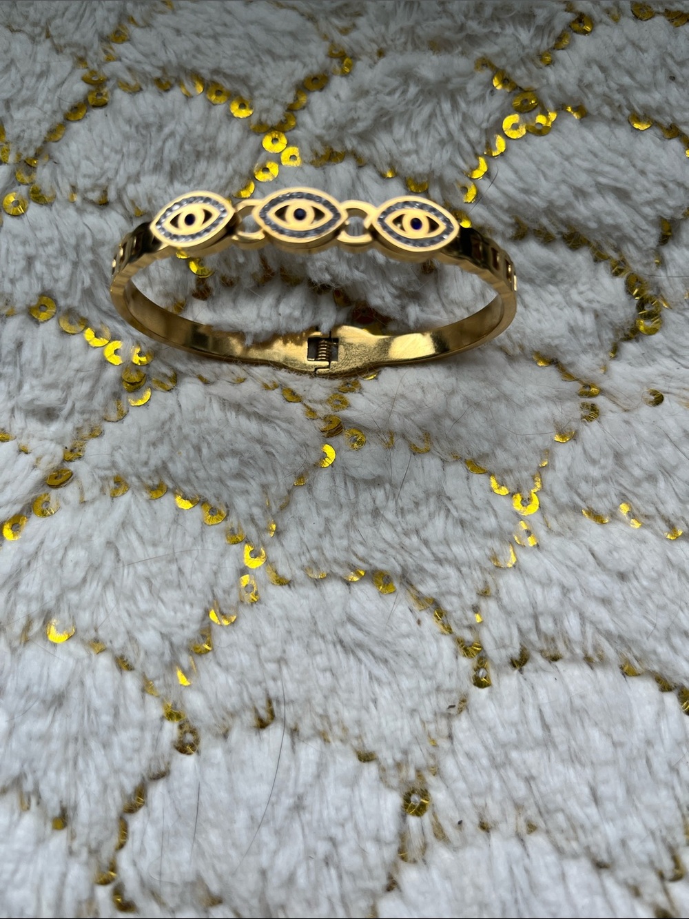 Bracelet with 3 protective eyes, rimmed in blue and shiny gems.